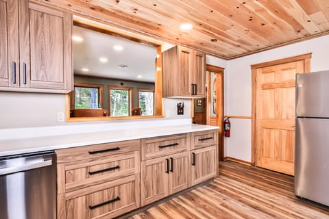 Peek-a-boo window keeps the cook in the conversation!