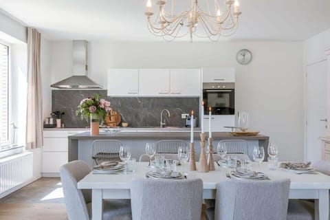 Open kitchen and diningarea