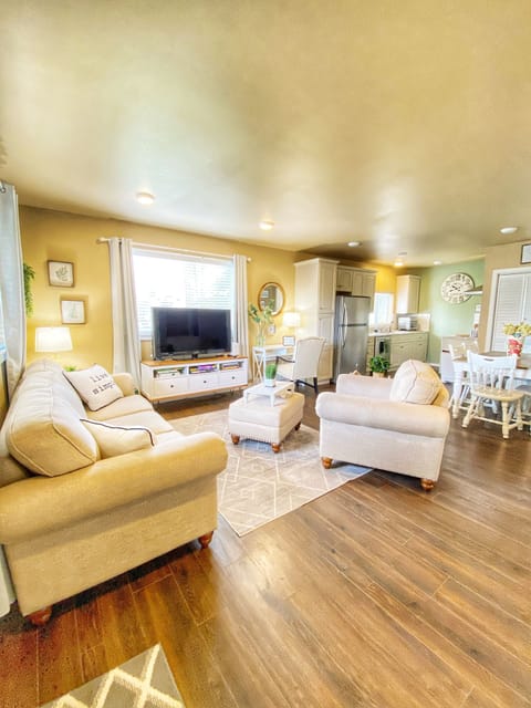 Walk into Vickery Cottage from patio. Open plan living space. Very comfy for 4.