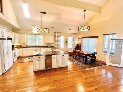 Dining & Kitchen Area_063023