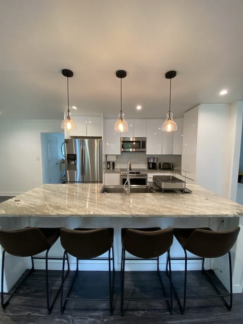 4-person seating at the large kitchen island to keep the chef company 