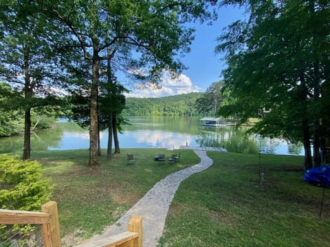 Short walk to dock, sidewalk