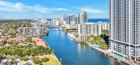 VIEWS!!Sit and take in the Intracoastal waterway that leads to Fort Lauderdale. Passing by Hollywood and Dania Beach. Keep an eye out for an incredible amount of boats passing by, specially during the weekend!
