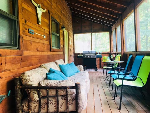 SCREENED IN PORCH - Charcoal Grill moved to front of Cabin!