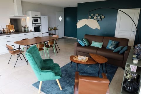 Salon et cuisine équipée