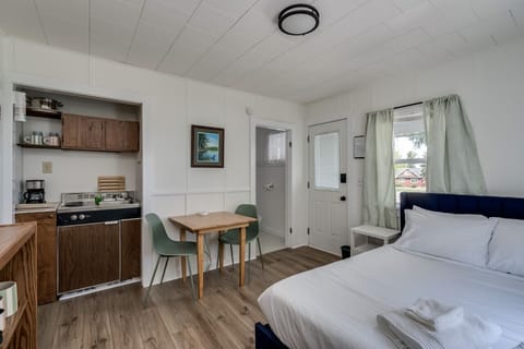 Bedroom w/ Kitchen