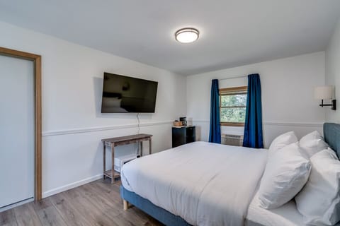 King bed with A/C