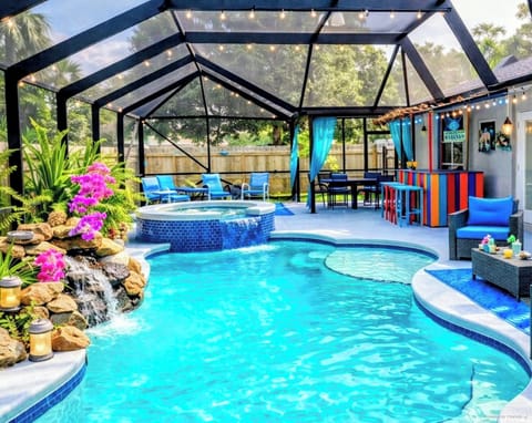 outdoor living room,  Tiki bar & hot tub ! Enjoy !