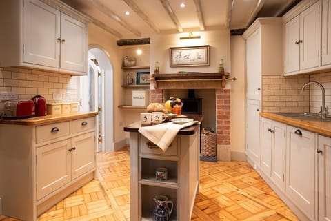The Craftsman's Cottage - kitchen with feature wood burner and central island