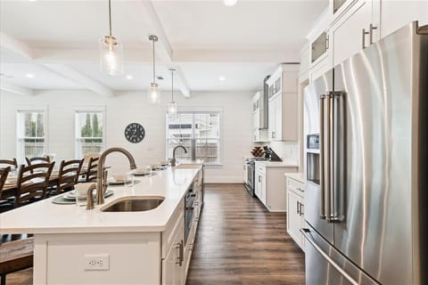 Stunning Kitchen with Stainless Steel Appliances!