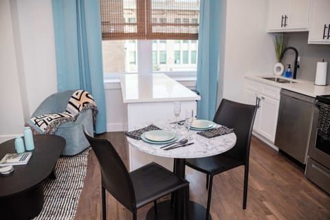 Elegant 1BR King Bed Apts - 1.3 Miles to TIAA Bnk Fld Apartment in Jacksonville