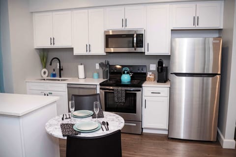 Elegant 1BR King Bed Apts - 1.3 Miles to TIAA Bnk Fld Apartment in Jacksonville