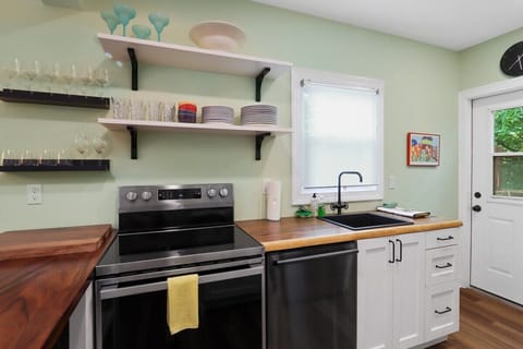 Kitchen, gas stove, dishwasher