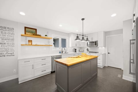 Large counters ideal to prep food