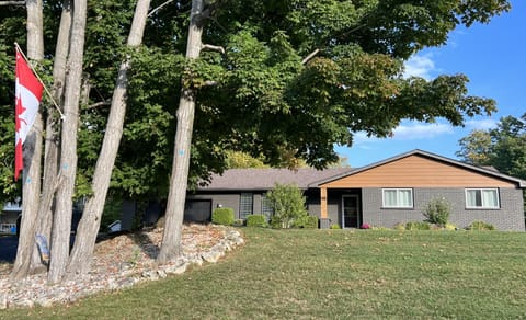 Beautiful, mature home on quiet street, 1km to beach