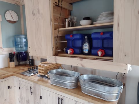 Drinking water, wash water, and wash basins provided.