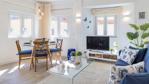 A spacious, airy and comfortable living area filled with natural light.
#LivingRoom #NaturalLight #ComfortableStay #Portugal #Cascais