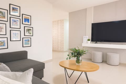 Sunny day vibes! Relax in this open layout living space with a comfy quien-size sofa bed, and a 55-inch TV. Step onto the balcony and soak up the sun for the perfect getaway in Santiago.