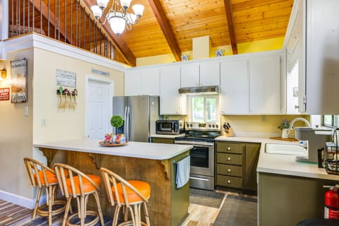 Kitchen | Cooking Basics | Coffee Maker | Paper Towels/Trash Bags Provided