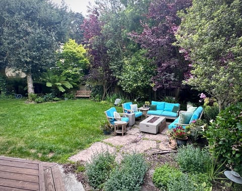 Back garden and lounge area