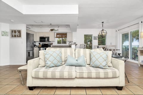 Great room area with room for everyone