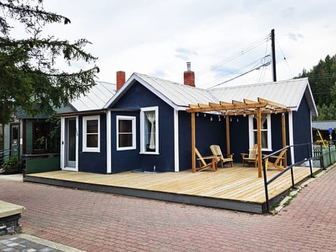 Have this cozy, stylish cottage all to yourself!