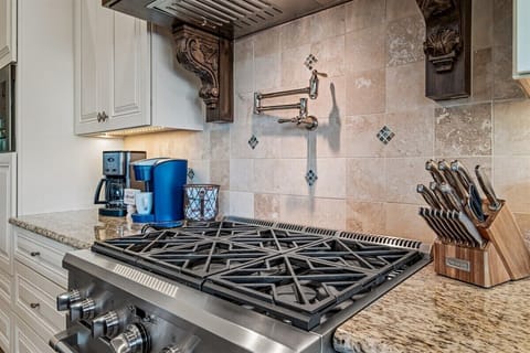 You will enjoy preparing your meals on this 6 burner gas cooktop.