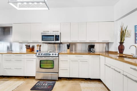 Full kitchen has all you need