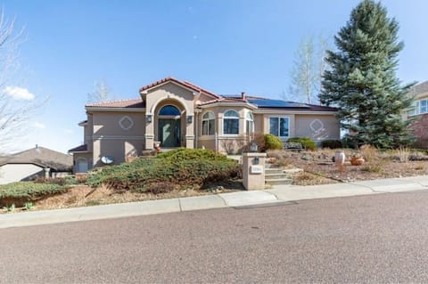 Street view when you pull up.  The driveway is on the left side.