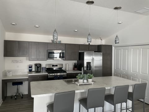 Fully stocked kitchen with washer and dryer