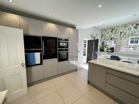 Integrated Neff appliances: 2 ovens, 1 microwave, 1 coffee machine