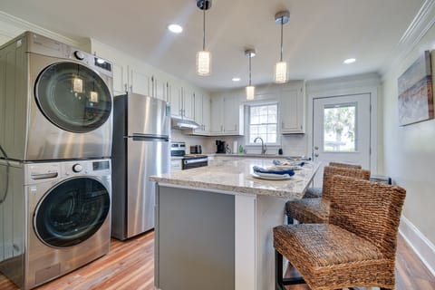 Fully Equipped Kitchen | Cooking Basics | Coffee Maker | Toaster | Washer/Dryer