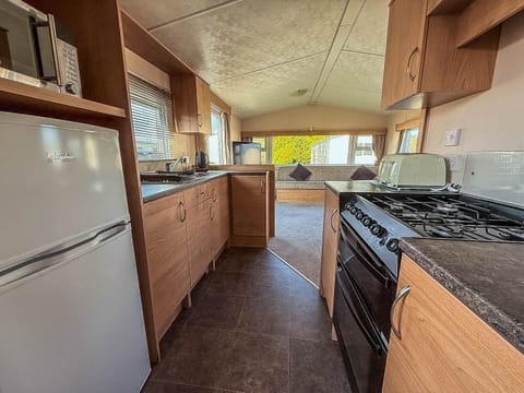 Whether you're planning short stays or last-minute weekend getaways, Parkdean Resorts Southview Holiday Park Skegness offers comfortable static caravan holidays with a cosy kitchen area in a caravan for your convenience.