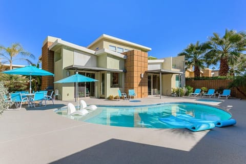 Private Yard With Kidney-Shaped Pool with Tanning Shelf, Spa and Fire Pit