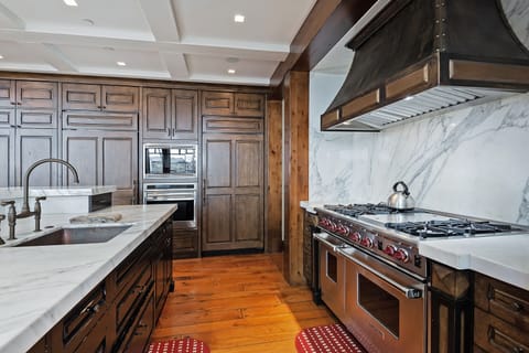 Gourmet Kitchen - Professional Grade Appliances