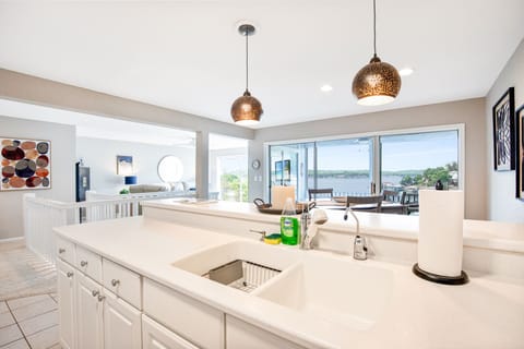Great countertop space to make meal preparations convenient.
