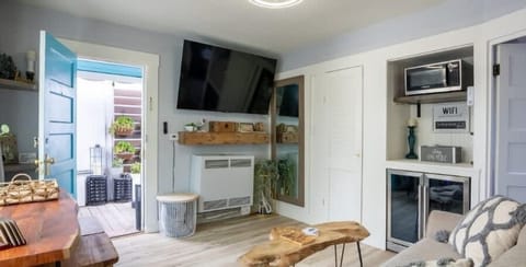 Welcome to your cozy home away from home!  Located in the heart of Capitola village and just a short walk from the sand.