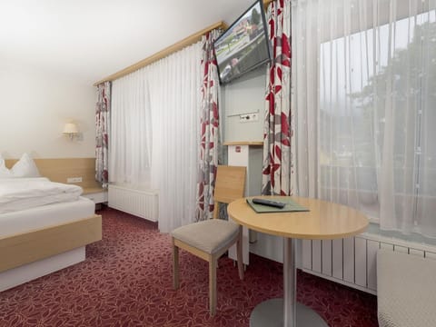 Doppelzimmer Komfort - Finkensteiner Hof, Dion Hotels & Resorts Gmbh Bed and Breakfast in Villach