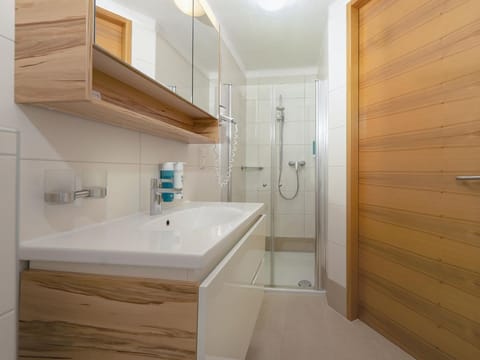 Doppelzimmer Komfort - Finkensteiner Hof, Dion Hotels & Resorts Gmbh Bed and Breakfast in Villach