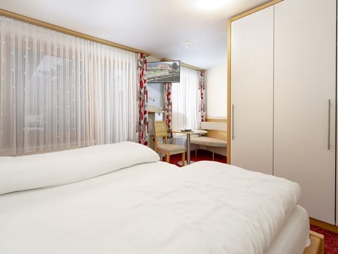 Doppelzimmer Komfort - Finkensteiner Hof, Dion Hotels & Resorts Gmbh Bed and Breakfast in Villach