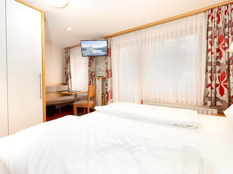 Doppelzimmer Komfort - Finkensteiner Hof, Dion Hotels & Resorts Gmbh Bed and Breakfast in Villach