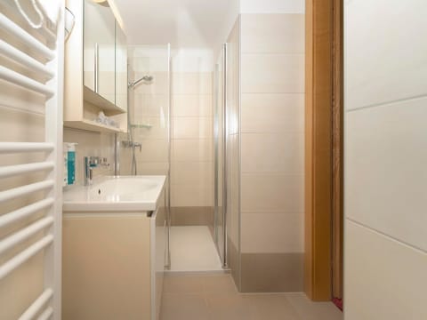 Dreibettzimmer - Finkensteiner Hof, Dion Hotels & Resorts Gmbh Bed and Breakfast in Villach