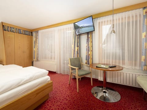 Dreibettzimmer - Finkensteiner Hof, Dion Hotels & Resorts Gmbh Bed and Breakfast in Villach