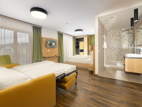 Familienzimmer - Finkensteiner Hof, Dion Hotels & Resorts Gmbh Bed and Breakfast in Villach