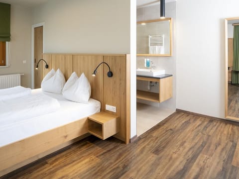 Familienzimmer - Finkensteiner Hof, Dion Hotels & Resorts Gmbh Bed and Breakfast in Villach