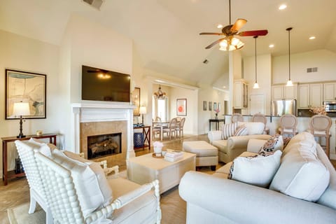 Living Room | Free WiFi | Smart TV | Central A/C | Fireplace | Piano