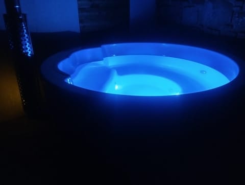 Indoor spa tub