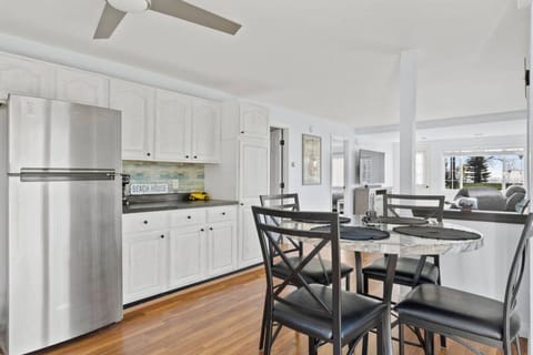 Dining Eat-in area in the fully stocked kitchen
