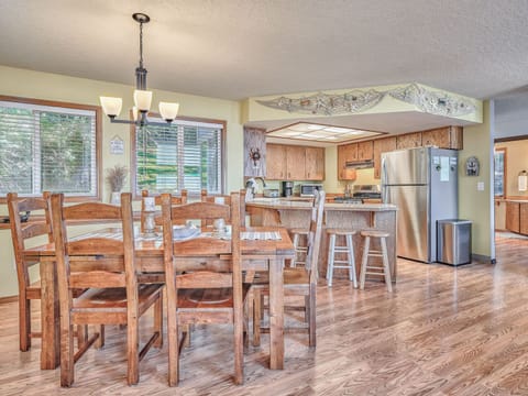 Expandable table that can seat up to 10 people