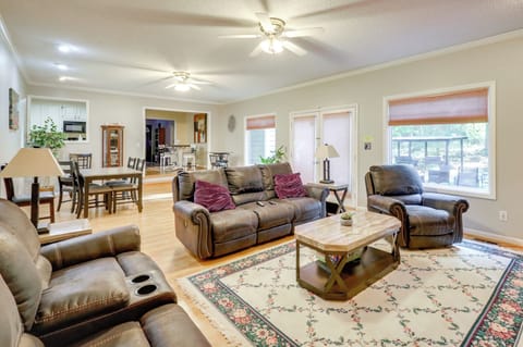 Living Room | Central A/C & WiFi | Free WiFi | Smart TV